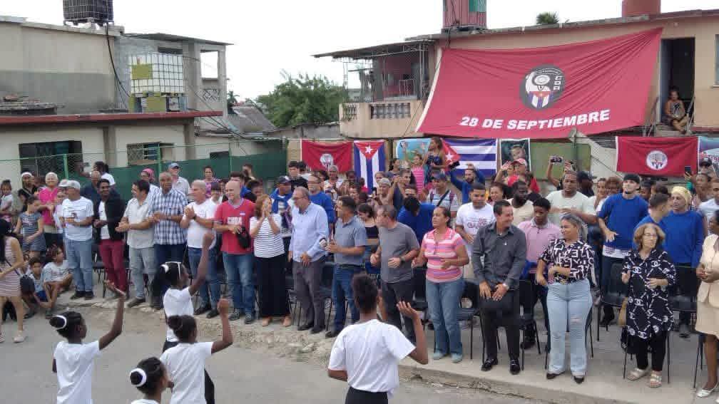 FernandezMaryde's tweet photo. #DesdeElBarrioConFidel continúan las actividades en saludo al 66 aniversario de los #CDRCuba https://t.co/UvsgCFDtaK