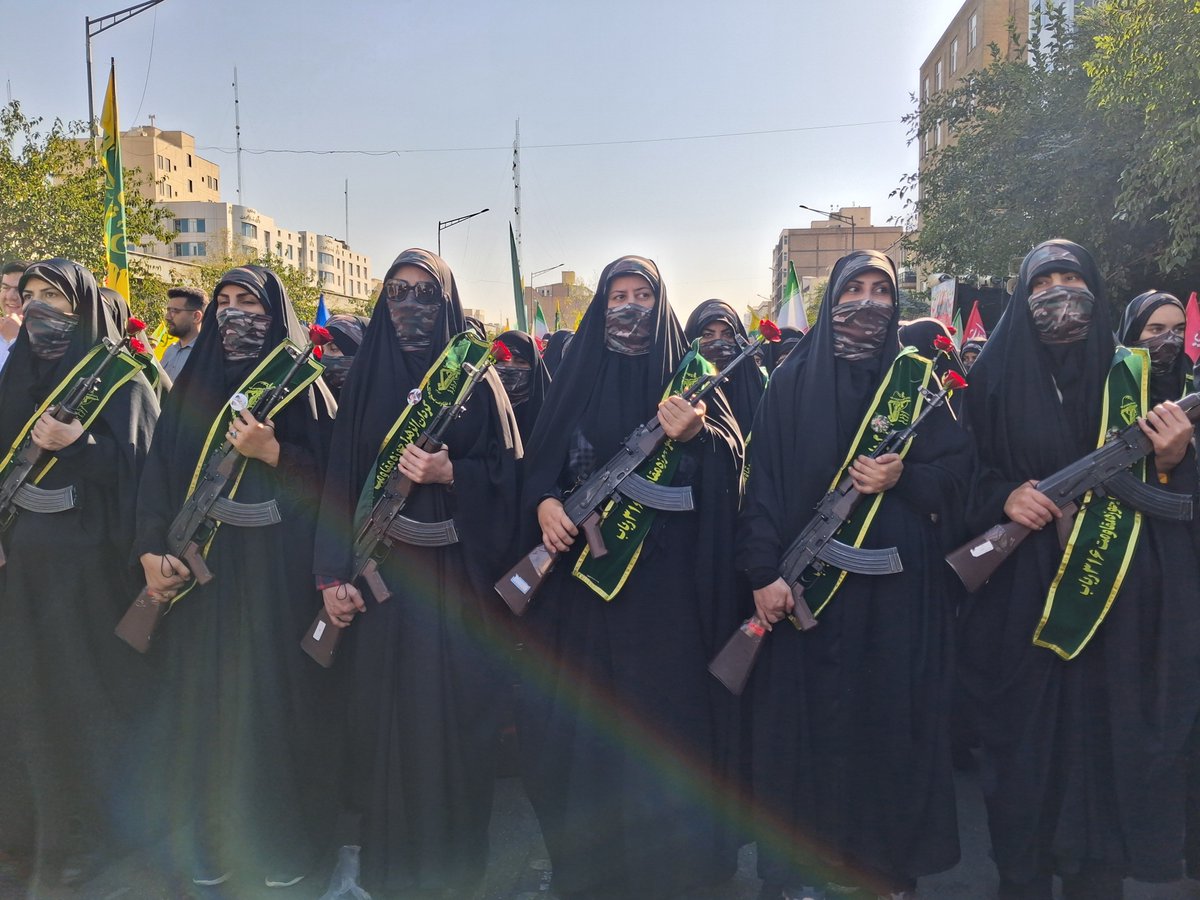 yahosein123's tweet photo. اول پارک دانشجو چشمم به این صحنه افتاد 
زنانی که با حضور در #رزمایش_313هزار_جانفدای_ایران 
 یاد و خاطره شهدای جنگ تحمیلی از اول تا جنگ کنونی رو زنده کردن .

آدمایی که شاید عکسشون تو یه قاب جا نشه
اما ردِ قدم‌هاشون تو حافظه‌ی این سرزمین میمونه. https://t.co/dqKx5GaKtl
