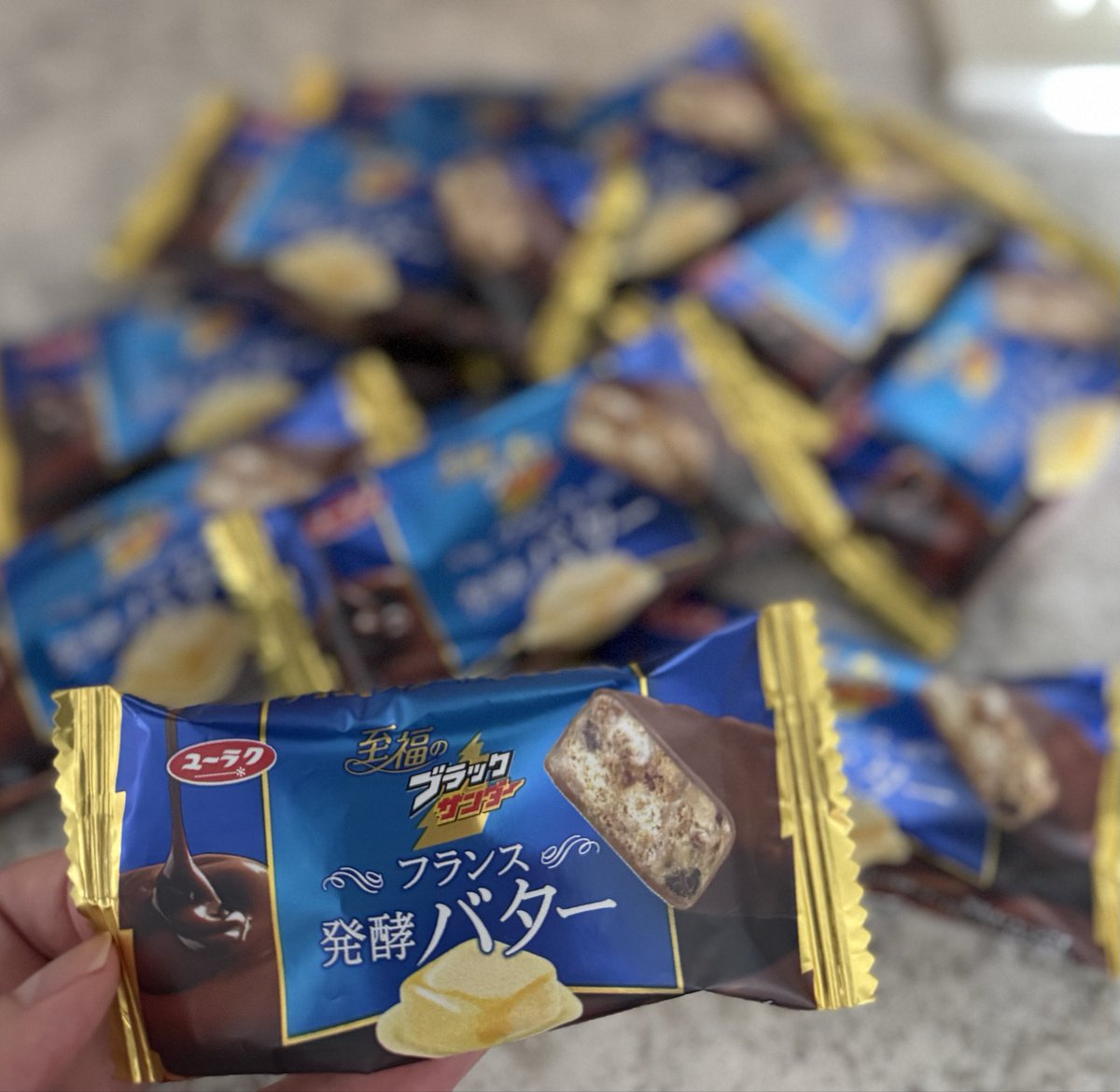 hatobonheur's tweet photo. Ｘで話題になってたからブラックサンダー買って、無料で発酵バターもらってきたけど美味しい。 https://t.co/J0UybyVE1o