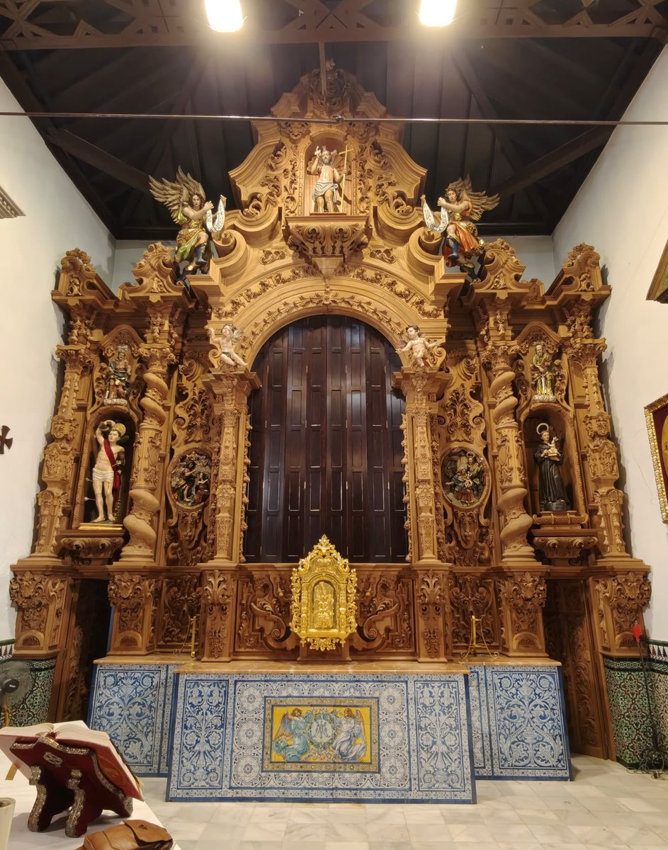 HermanosFarfan's tweet photo. Hemos integrado el Sagrario, realizado en su día en nuestro taller, en el retablo principal de la @HdadVeraCruzLP, obra que también ejecutamos en su momento.
Una pieza que vuelve a formar parte del conjunto para el que fue concebida.
#HermanosCaballero #Artesacro https://t.co/9m09viYgJh