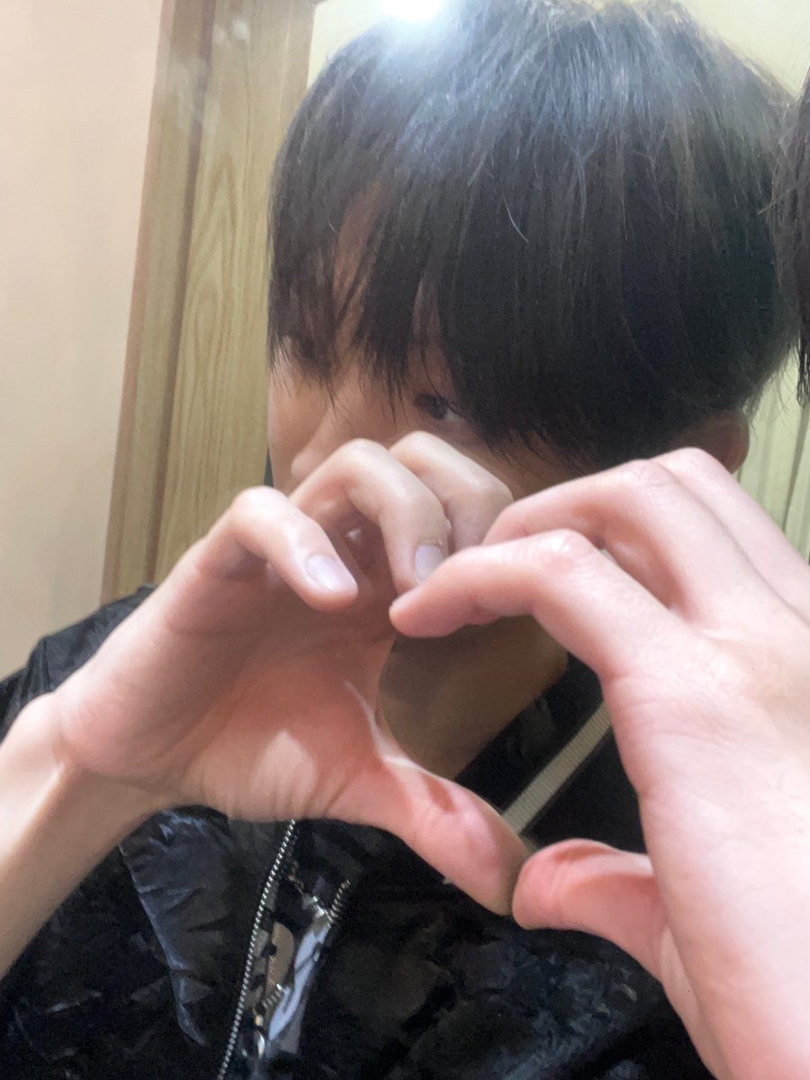 juu_neo's tweet photo. @hrtzun 거울로 하트만든게 .. 정말 쭈아 ㅜ ㅜ https://t.co/6LjLIt9GYb
