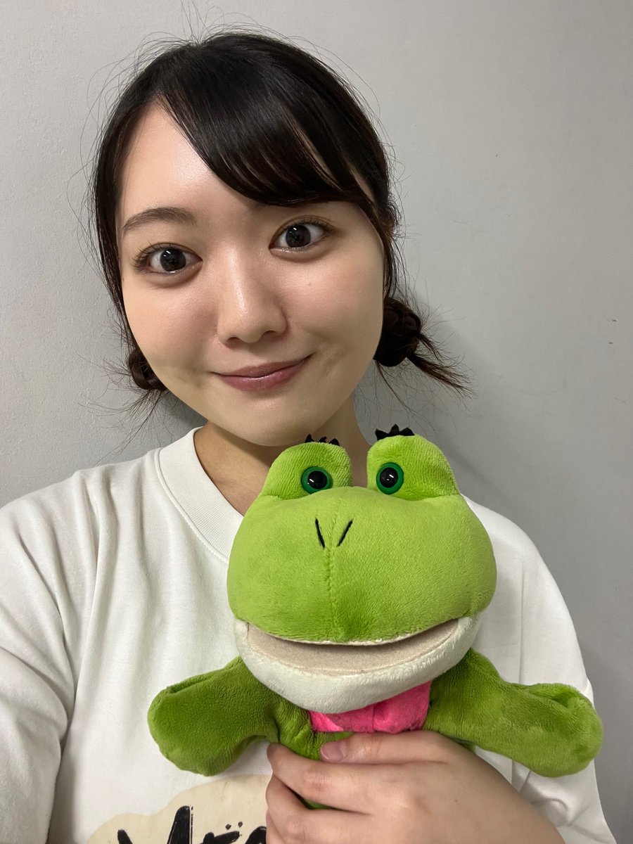 takana43u's tweet photo. 休憩中のカエルさんとお写真撮っていただきました

この間とある収録をカエルさんとさせていただきまして、それ以来の再会でした
収録たのしすぎてずっと笑ってたな^^

 #魔法のマジアワ 本番まであと少し！
ご来場心よりお待ちしております☺︎
https://t.co/KHRXkcjIkQ https://t.co/2Bc1bF4vGx