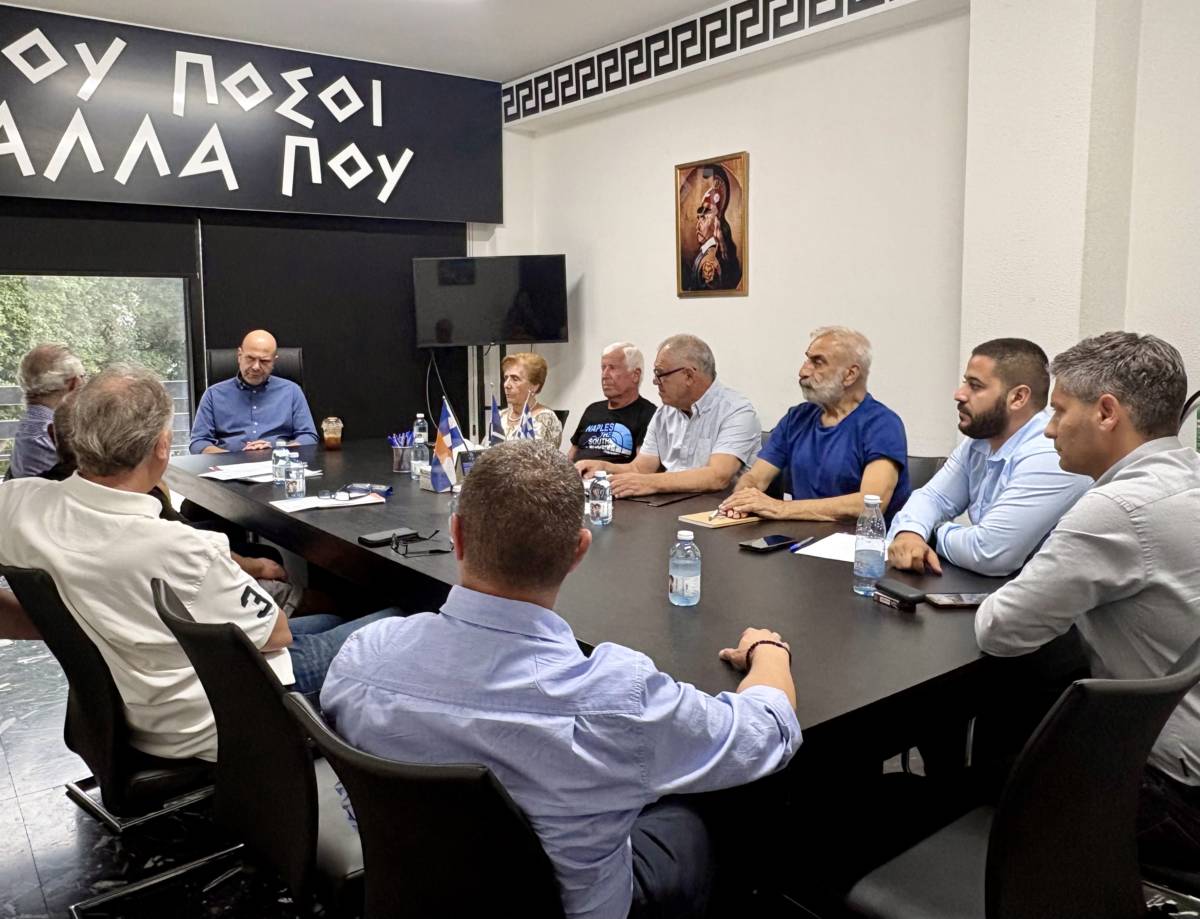 ELAMCY's tweet photo. Αντιπροσωπεία του Εθνικού Λαϊκού Μετώπου (Ε.ΛΑ.Μ.), με επικεφαλής τον Πρόεδρο της Παράταξης, κ. Χρίστο Χρίστου, πραγματοποίησε συνάντηση με τον Πρόεδρο του Σωματείου «Αδούλωτη Κερύνεια», κ. Ιωάννη Σιεκέρσαββα, και αντιπροσωπεία του Σωματείου.

Τον Πρόεδρο του Ε.ΛΑ.Μ. συνόδευαν οι Βουλευτές Μάριος Πελεκάνος και Λίνος Χατζηγεωργίου, ο Επικεφαλής της Επαρχιακής Επιτροπής Λευκωσίας, Γιώργος Τοούλας, και ο Επικεφαλής του Προεδρικού Συμβουλίου, Συνταγματάρχης ε.α. Άντης Λοΐζου.

Κατά τη συνάντηση συζητήθηκαν οι τελευταίες εξελίξεις στο Κυπριακό, ζητήματα που απασχολούν τον προσφυγικό κόσμο, η πολιτική της Τουρκίας, καθώς και το σοβαρό ζήτημα του σφετερισμού των ελληνοκυπριακών περιουσιών στα κατεχόμενα.

Παράλληλα, εξετάστηκε η προοπτική διοργάνωσης εκδήλωσης σε ευρωπαϊκό επίπεδο για ενημέρωση σχετικά με το Κυπριακό, τους πρόσφυγες και τα δικαιώματά τους.

Οι δύο πλευρές συμφώνησαν στη διατήρηση ανοικτού διαύλου επικοινωνίας και στη συνέχιση των επαφών τους.

Η συνάντηση ολοκληρώθηκε σε κλίμα αμοιβαίας κατανόησης, με τις δύο πλευρές να συμφωνούν στη διατήρηση ανοικτού διαύλου επικοινωνίας και στη συνέχιση των επαφών τους το επόμενο διάστημα.
