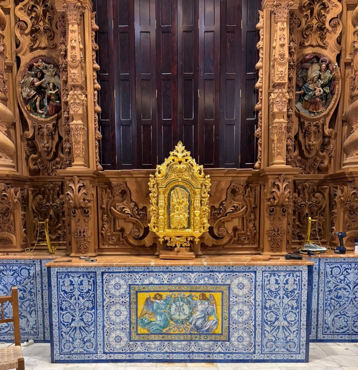 HermanosFarfan's tweet photo. Hemos integrado el Sagrario, realizado en su día en nuestro taller, en el retablo principal de la @HdadVeraCruzLP, obra que también ejecutamos en su momento.
Una pieza que vuelve a formar parte del conjunto para el que fue concebida.
#HermanosCaballero #Artesacro https://t.co/9m09viYgJh