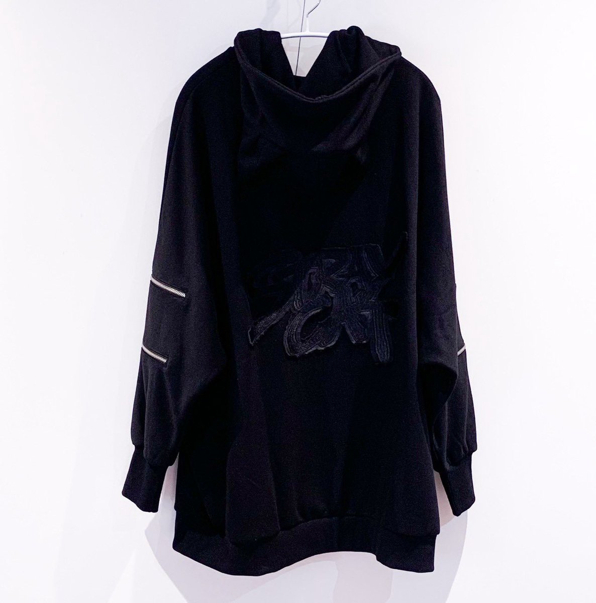 krossing_info's tweet photo. 【アパレル紹介】

⟡ ネコミミジップアップパーカー - ¥13,200
 - サイズ：着丈 / 80cm / 身巾 80cm / 袖丈 74cm

背面に立体ロゴが入った猫耳ジップアップパーカーです。
袖部分のファスナーを開けることで、腕やインナーを見せる着こなしも可能です。

▼通販
https://t.co/pIzD7fdG2j https://t.co/poD9SMFASU