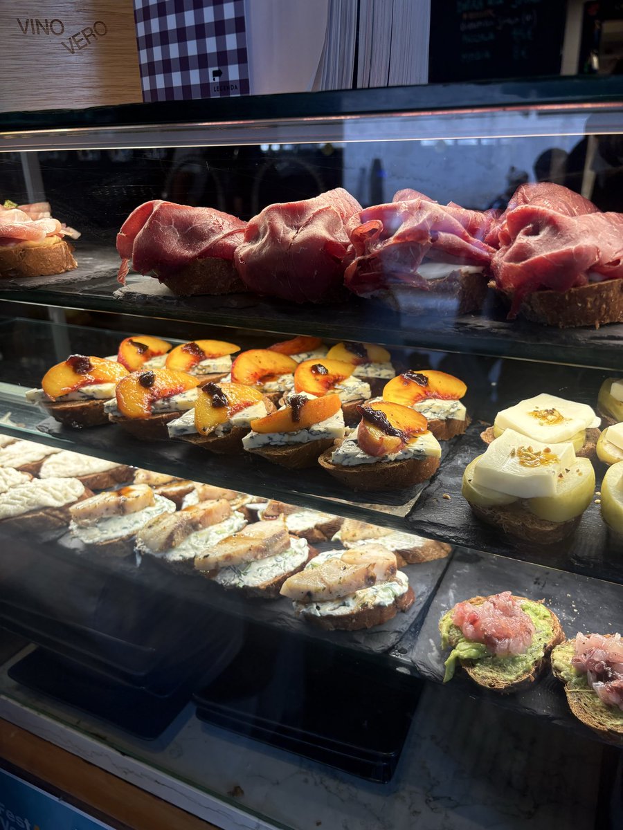 rosa_singlobal's tweet photo. 📍Vino Vero 
ひとつ€3.5で少し食べるのにちょうどよい☺️
1人旅だとレストランは敷居高いし量も多いけどこういうタパス屋さんは尚更ありがたい🫶 https://t.co/hbbfIxPj4v