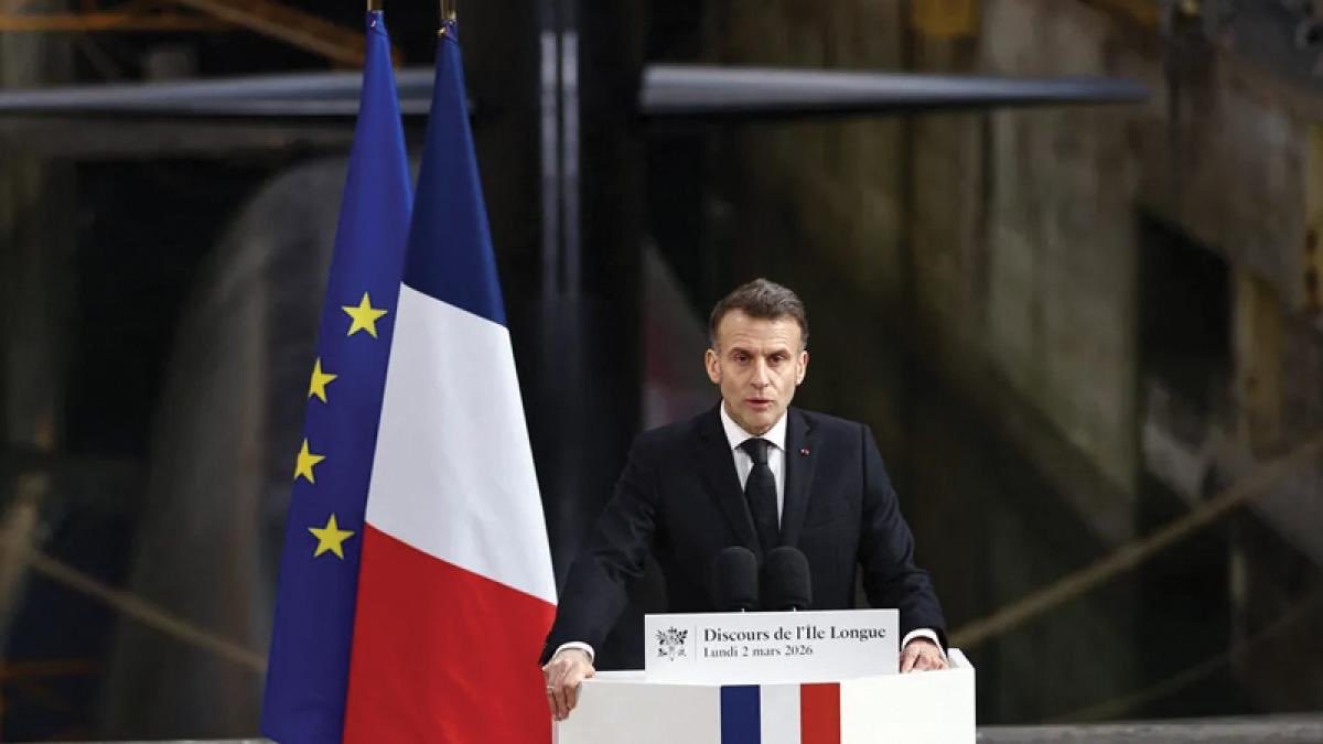 Vitexinfo's tweet photo. 🇫🇷 FLASH | Emmanuel Macron alerte : « la nature de l’agressivité russe et des menaces en Europe change ».
Après avoir reçu à l’Élysée les chefs de parti et candidats à la présidentielle 2027, le chef de l’État évoque « la multiplication d’actes hostiles dans la plupart de nos pays ».
Selon lui, « la menace hybride russe à l’égard des Européens et de la France s’est intensifiée ». Il a demandé au gouvernement de préparer un plan de protection des infrastructures critiques et des sites sensibles de la défense, face aux drones et aux cyberattaques.
Il a aussi cité un projet d’attaque à Leipzig, attribué au GRU, qui a échoué mais aurait pu causer des pertes humaines. (AFP / Franceinfo)