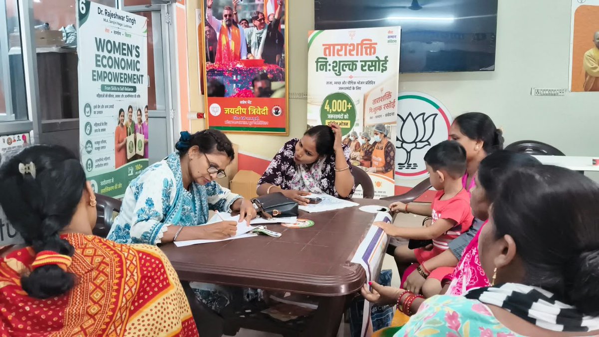 OfficeRajeshwar's tweet photo. माननीय विधायक डॉ. @RajeshwarS73 जी के कार्यालय में क्षेत्रवासियों से मिलकर उनकी समस्याओं को सुना गया और संबंधित विभागों तक पहुँचाया गया। क्षेत्रवासियों की सेवा और उनकी समस्याओं के समाधान के लिए #टीम_राजेश्वर निरंतर कार्यरत है। https://t.co/LyGlbkmI9M