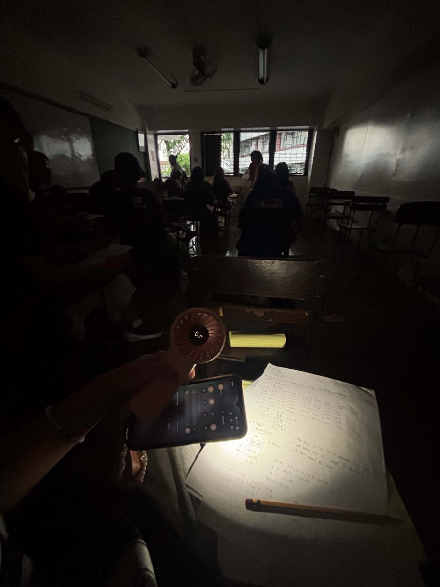 ibeonie's tweet photo. hindi mo talaga maroromanticize uni life mo pag pupian ka eh. imagine taking ur exams sa room na sobrang init tapos wala pang kuryente 🔥 https://t.co/2nDGdL2X0h