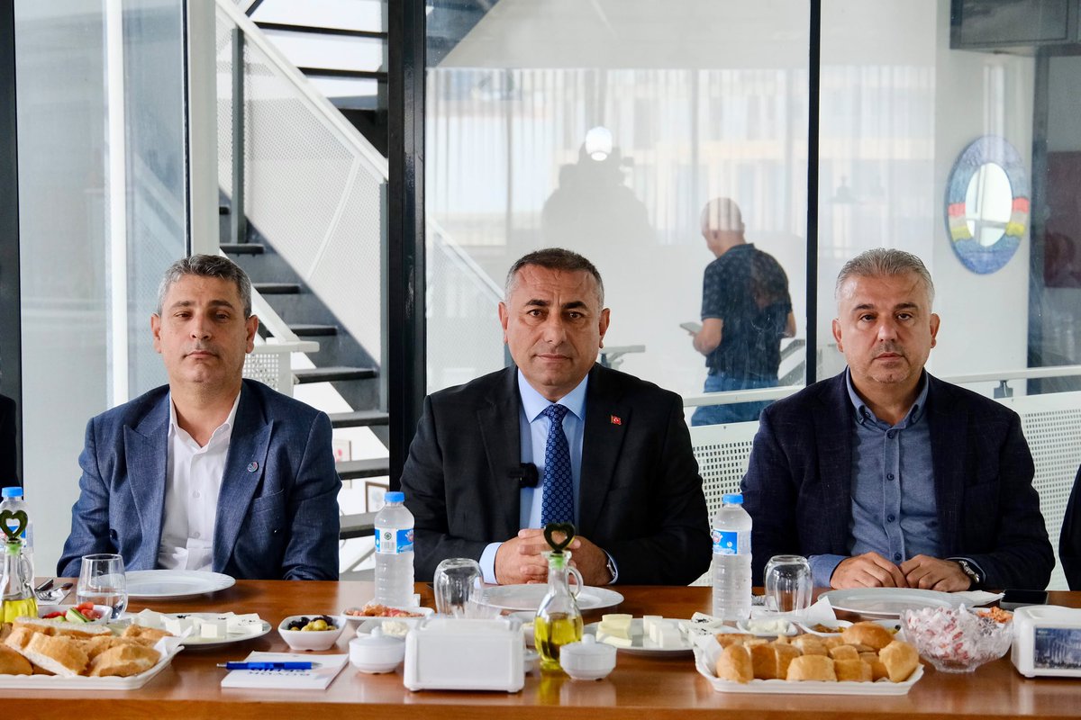GungorGecer's tweet photo. Pozantı ilçemizin kıymetli muhtarlarıyla Kent Meydanı’nda kahvaltıda bir araya geldik.
İlçemizde devam eden ve hayata geçirmeyi planladığımız proje ve yatırımlarımızı konuştuk; muhtarlarımızın görüş ve önerilerini dinledik.
Pozantı’mızın ihtiyaçlarını birlikte belirlemeye, çözüm üretmeye ve ilçemize en iyi hizmeti ulaştırmak için el ele çalışmaya devam edeceğiz.
