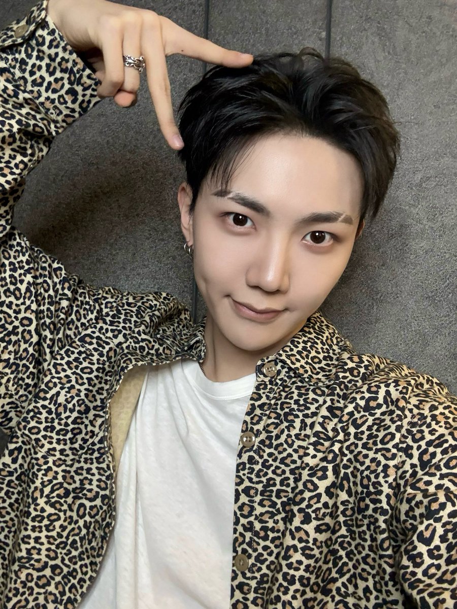 at_ALL_H_OURS's tweet photo. [#현빈]
Hoppy한 현빈이 어때 (냥)

#ALL_H_OURS #올아워즈
#HYUNBIN #현빈 https://t.co/E8YaMROQro
