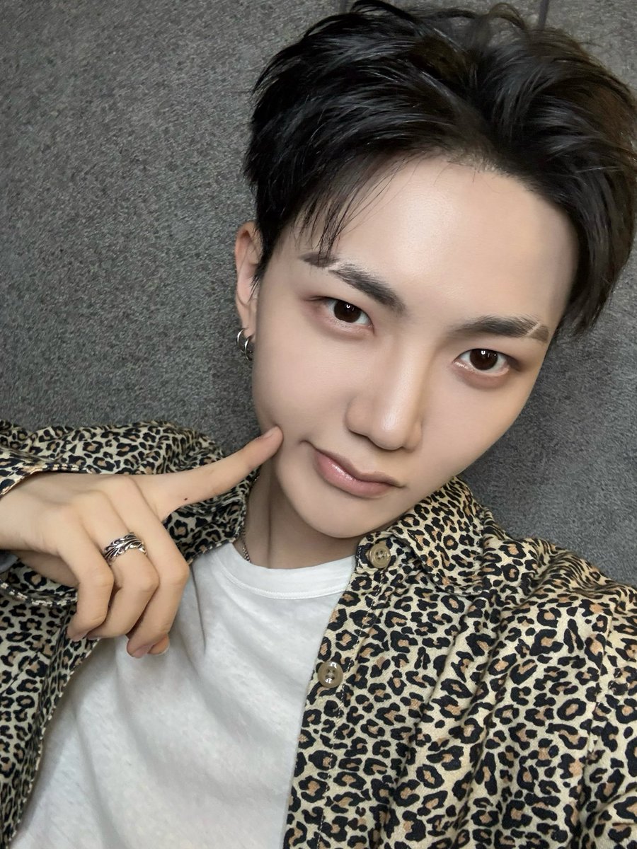 at_ALL_H_OURS's tweet photo. [#현빈]
Hoppy한 현빈이 어때 (냥)

#ALL_H_OURS #올아워즈
#HYUNBIN #현빈 https://t.co/E8YaMROQro