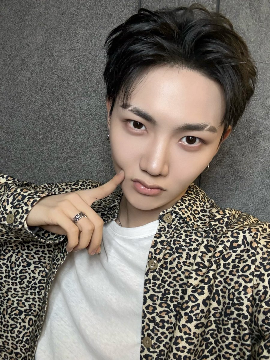 at_ALL_H_OURS's tweet photo. [#현빈]
Hoppy한 현빈이 어때 (냥)

#ALL_H_OURS #올아워즈
#HYUNBIN #현빈 https://t.co/E8YaMROQro