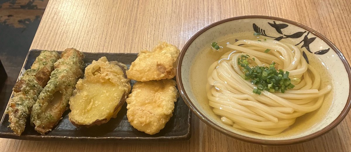 fukuoka_gohan's tweet photo. 【考えるな、うどん食え。】

田町駅4分
冷かけと天ぷら3種
これで1000円て安いなー！
お得すぎる！！
毎回思ってたんどけど
さつまいもの天ぷら美味しい
厚みもあるし甘いし最高。
いも天はマストで食べたい一品です。
ごちそうさまでした！ https://t.co/3r9591gOoB