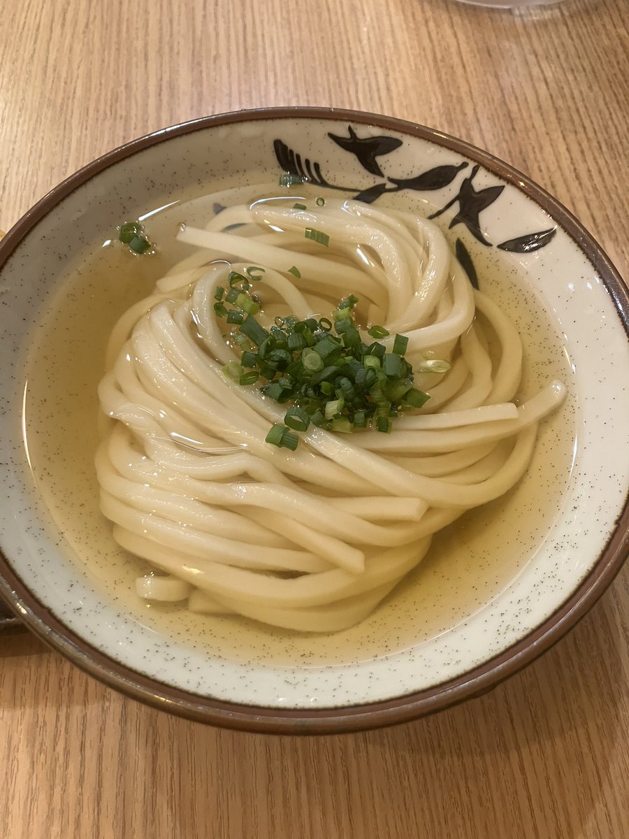 fukuoka_gohan's tweet photo. 【考えるな、うどん食え。】

田町駅4分
冷かけと天ぷら3種
これで1000円て安いなー！
お得すぎる！！
毎回思ってたんどけど
さつまいもの天ぷら美味しい
厚みもあるし甘いし最高。
いも天はマストで食べたい一品です。
ごちそうさまでした！ https://t.co/3r9591gOoB