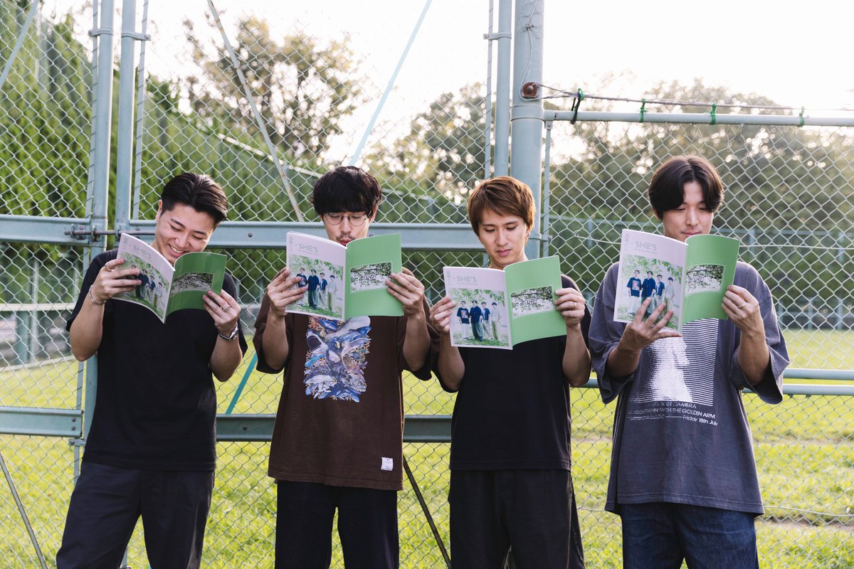 SHE_S_official_'s tweet photo. ◤　15th SPECIAL TOPIC　◢

〈音楽と人×SHE’S〉
15th Anniversary Book 発売決定🎉

思い出の場所での撮り下ろし写真やロングインタビューなど内容盛りだくさん📘✨

まもなく始まる周年ツアーよりライブ会場限定で販売します！

▼詳細
https://t.co/yjo6aef4kC

#SHE_S15th https://t.co/Pa8F4oOp9Q