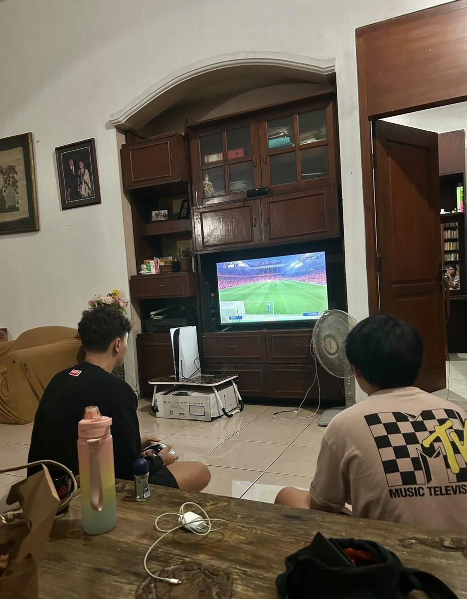 Timmy153070's tweet photo. បងជីដូនមួយញុំថា ចង់មានមិត្តtopម្នាក់គ្រាន់និងមកលេងផ្ទះ ហើយចុយញុំលេង គាត់ថាមានរបស់ល្អ🍑 ហើយពូកែចឹងគួរណាតែចែកគ្នាឪ្យស្គាល់រសជាតិ 🍆💦 https://t.co/nb0UIYCN5V