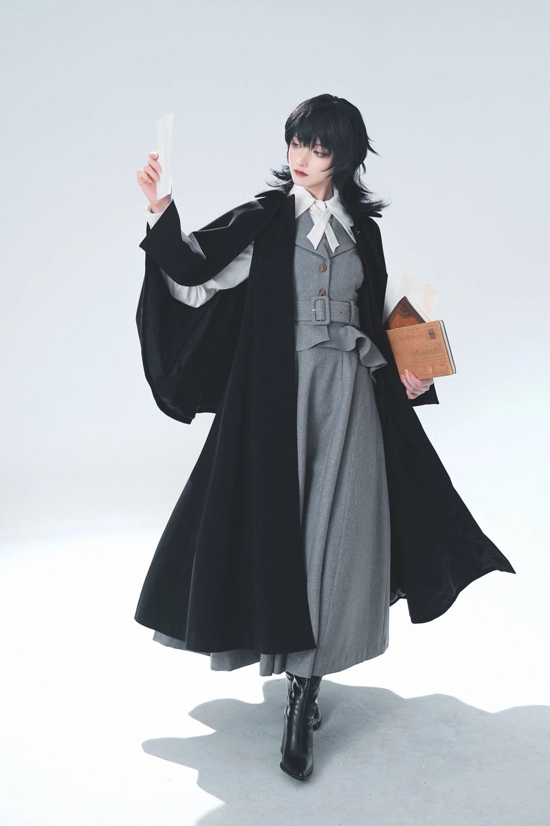 ManusxMachina's tweet photo. British Classical Long Cape Coat - Black 
https://t.co/xcNwRQeQkp 
クラシカルで端正な佇まいのケープとノースリーブコート。深く落ちる漆黒のケープは静かで重厚。同色のノースリーブコートは構築的なシルエットで、上品な均衡を描きます。知性と静謐を纏って世界へ誘われてみて。 https://t.co/CHeaOLlaJi