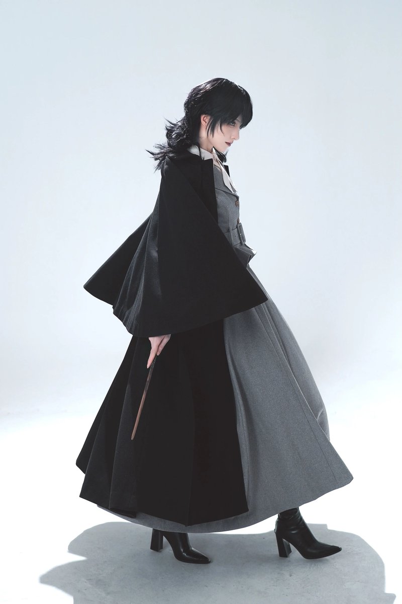ManusxMachina's tweet photo. British Classical Long Cape Coat - Black 
https://t.co/xcNwRQeQkp 
クラシカルで端正な佇まいのケープとノースリーブコート。深く落ちる漆黒のケープは静かで重厚。同色のノースリーブコートは構築的なシルエットで、上品な均衡を描きます。知性と静謐を纏って世界へ誘われてみて。 https://t.co/CHeaOLlaJi