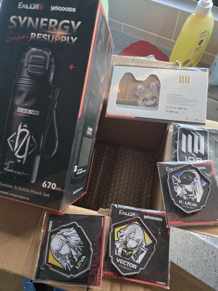 Reminisce22's tweet photo. #ioploadout 
플로렌스 피규어때문에 같이 시킨 물통 배송이 늦어졌지만 잘 배송 받았어요~ https://t.co/tmgI2SySye