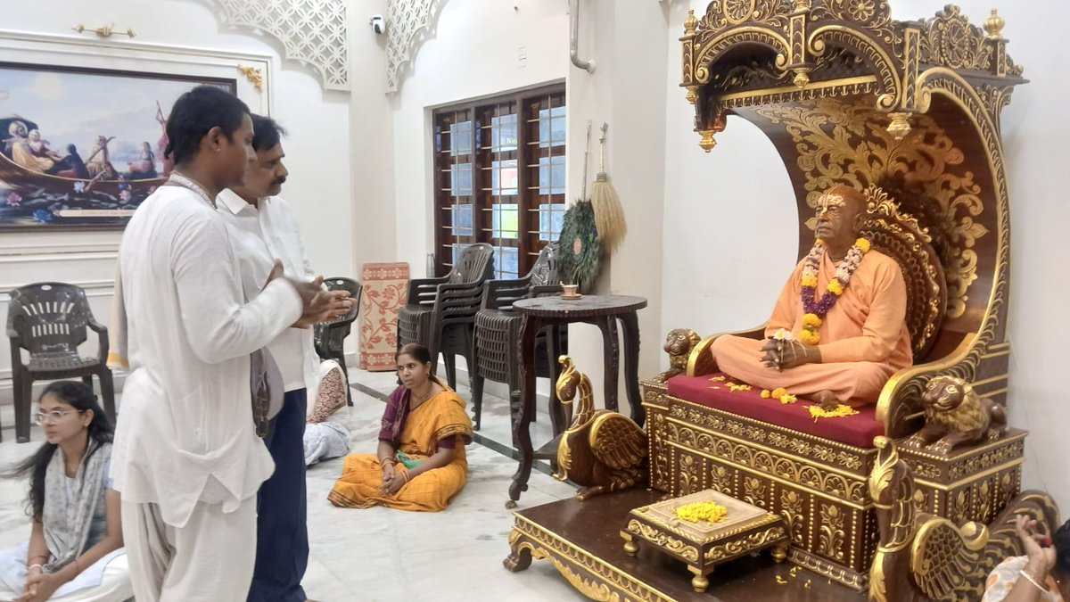 DevineniUma's tweet photo. ఉండవల్లి కరకట్ట రోడ్డులోని ఇస్కాన్ మందిరాన్ని సందర్శించి శ్రీ శ్రీ రాధా శ్యామ్ సుందర్ స్వామివారిని దర్శించుకుని ప్రత్యేక పూజలు నిర్వహించిన అనంతరం గోపూజ చేసి, గోవులకు గ్రాసం తినిపించడం జరిగింది. తదుపరి ఇస్కాన్ మందిర అధ్యక్షులు శ్రీమాన్ చక్రధారి దాస్ ప్రభుజీ గారిని కలిసి ఆశీర్వాదం తీసుకుని ఆలయంలో భగవత్ ప్రసాదాన్ని స్వీకరించడం జరిగింది.