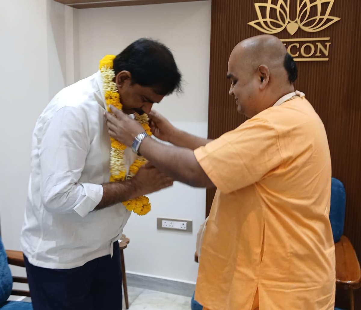 DevineniUma's tweet photo. ఉండవల్లి కరకట్ట రోడ్డులోని ఇస్కాన్ మందిరాన్ని సందర్శించి శ్రీ శ్రీ రాధా శ్యామ్ సుందర్ స్వామివారిని దర్శించుకుని ప్రత్యేక పూజలు నిర్వహించిన అనంతరం గోపూజ చేసి, గోవులకు గ్రాసం తినిపించడం జరిగింది. తదుపరి ఇస్కాన్ మందిర అధ్యక్షులు శ్రీమాన్ చక్రధారి దాస్ ప్రభుజీ గారిని కలిసి ఆశీర్వాదం తీసుకుని ఆలయంలో భగవత్ ప్రసాదాన్ని స్వీకరించడం జరిగింది.