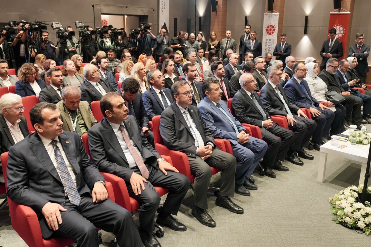 _MHPistanbul_'s tweet photo. Cumhurbaşkanlığı Arşivinden Fotoğraflarla Demokrasiye Vurulan Darbe: 27 Mayıs kitabı tanıtım programı ve Vesayet İnşalarına Karşı Milli İrade Mücadelesi paneline katıldık. 

Bu kıymetli eseri yayın dünyamıza kazandıran Cumhurbaşkanlığı İletişim Başkanlığı'nı kutluyoruz.

Demokrasimizin güçlenmesi, darbecilerin hak ettikleri cezalarla yüzleşmesi, milli iradenin kalesi Cumhur İttifakı'nın varlığıyla kuvvet kazanarak sürecektir.