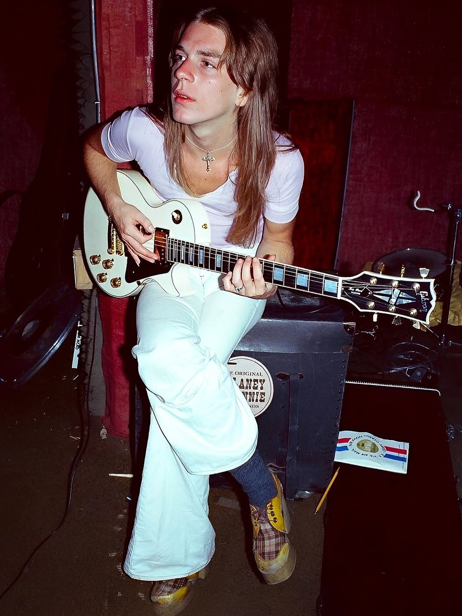 historyrock_'s tweet photo. Rare photo of 18-year-old Randy Rhoads with his iconic cream-colored Gibson Les Paul Custom, the guitar that stayed with him from his years in Quiet Riot through his time with Ozzy Osbourne. https://t.co/bz9RcKXPTL
