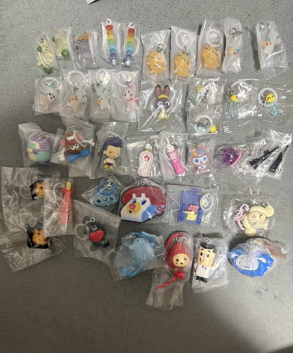 F24788111's tweet photo. サンリオエモきゅん偏りすぎ😭
結局、キティでなくて終わった😱

被りすぎた為、お譲りします！
抱き合わせ多い方に優先的にお譲りを考えております。(2.3枚目抱き合わせ品)

定価送料+手数料＋梱包代100円

ヤフフリ経由 https://t.co/3qQP11XcPM