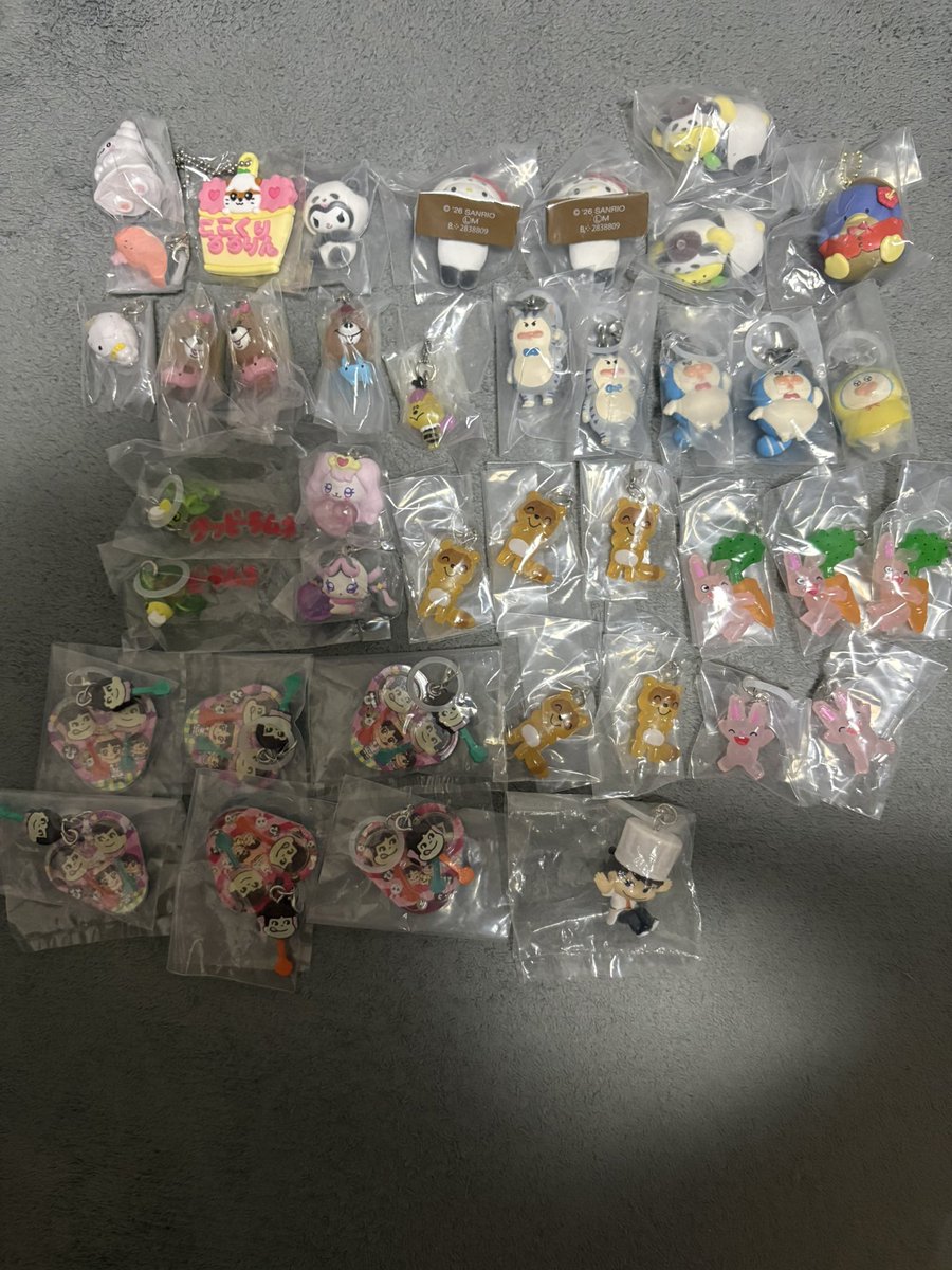 F24788111's tweet photo. サンリオエモきゅん偏りすぎ😭
結局、キティでなくて終わった😱

被りすぎた為、お譲りします！
抱き合わせ多い方に優先的にお譲りを考えております。(2.3枚目抱き合わせ品)

定価送料+手数料＋梱包代100円

ヤフフリ経由 https://t.co/3qQP11XcPM