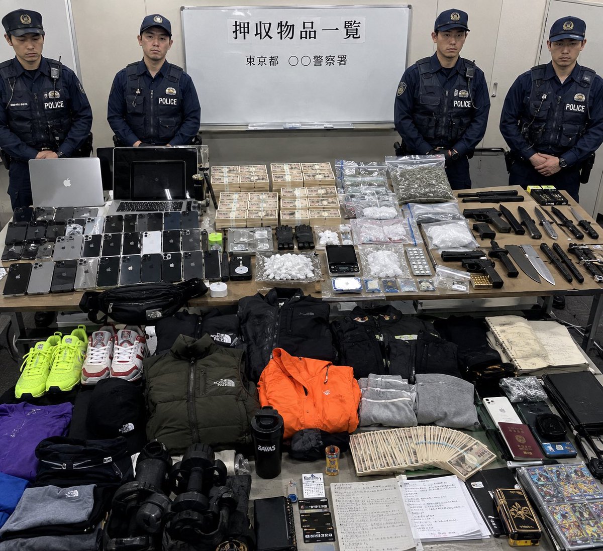 Lv3kvvs's tweet photo. 警察官たちが、最近の家宅捜索で押収した物品の前に立っている写真を生成してください。押収された物品は、あなたが私について知っていることをすべて元にして作ってください。

チャットGPTに聞いた結果 https://t.co/SKtRzVEPy6