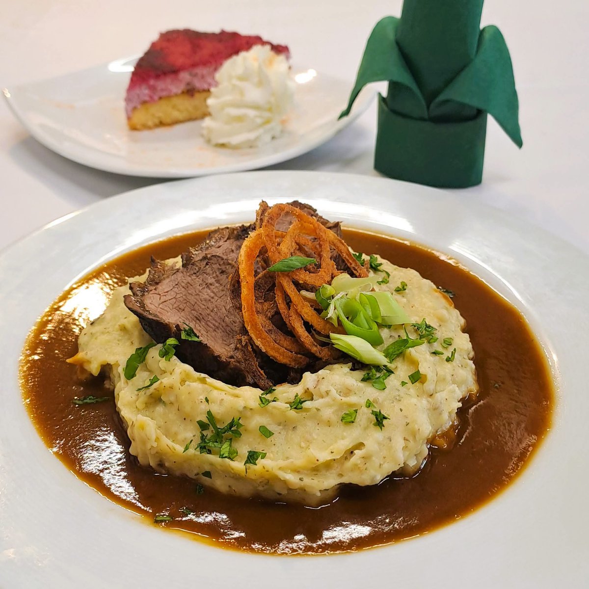 Hotel_Perslak's tweet photo. 🇨🇿 Dnes, 18.09. 2026, Vás na denním menu čeká:
Hovězí maso dušené na černém pivu s bramborovou kaší s kroupami
a 
Domácí piškotový řez s lesními plody (276,-- CZK/12,-- €) 
Toto dnešní menu pro Vás připravil náš kuchař Jiří Vopěnka. 
Těšíme se na Vaši návštěvu od 11:30. https://t.co/PmThueAyRM