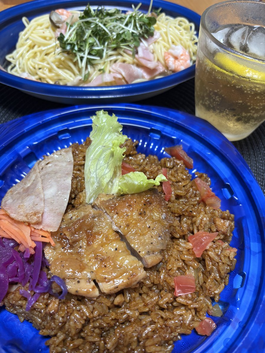 mikeneko2001's tweet photo. 金曜日お疲れさまでした☔️

美容院でカット＆パーマを終え💇‍♀️
夕食は🈹引きのデパ地下惣菜🏬😽

ジャンバラヤとペペロンチーノ🍴😋

#晩ごはん
#デパ地下 https://t.co/kj2q2yIIxU