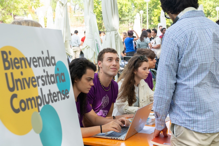 unicomplutense's tweet photo. 🎓 Más de 61.000 estudiantes. Y probablemente muchos todavía no saben todo lo que tienen a su alcance.

Esta semana hemos querido cambiar eso.

Durante tres días, la #BienvenidaUniversitariaComplutense ha acercado a los estudiantes más de 40 servicios, 30 asociaciones y un sinfín de actividades

Pero, sobre todo, ha habido #descubrimientos

📚 Que nuestras 27 bibliotecas son mucho más que lugares donde estudiar.
💻 Que pueden pedir un portátil o participar en un club de lectura.
🧠 Que si en algún momento las cosas se complican, no tienen por qué afrontarlo solos: hay profesionales dispuestos a escuchar y orientar @PsiCall_UCM 
🤝 Que existen espacios de mediación y una #DefensoríaUniversitaria para acompañarles cuando surgen dificultades.
🌱 Que pueden hacer @VoluntariadoUCM, practicar deporte, aprender idiomas, desarrollar nuevas competencias o descubrir una afición que quizá no sabían que tenían.

Porque detrás de los 342 estudios oficiales hay algo mucho más importante: miles de #oportunidades para vivir la Universidad.

Así que, si acabas de llegar a #LaComplutense: pregunta, explora, participa, prueba y conoce.

Hay una Complutense enorme esperándote.
 
#BienvenidaComplutense #SomosTuUniversidad