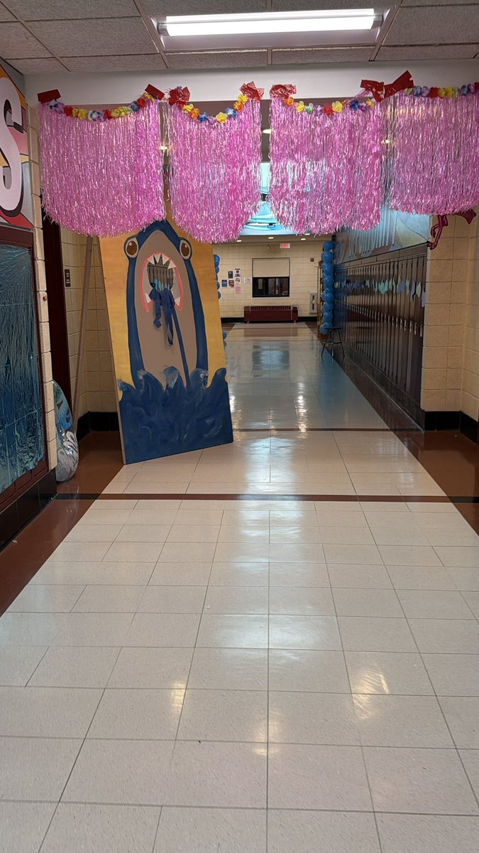 MrsCastroOHSPE's tweet photo. Hallway decorating !! @coach_gpe @FrljuckicOHS @OssiningSchools @OHSPrin_Langley https://t.co/M4X1ziDxj2