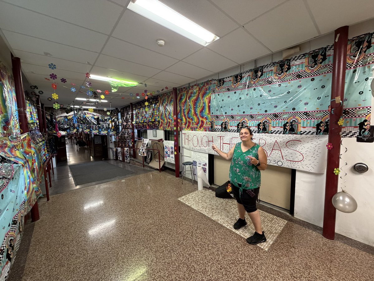 MrsCastroOHSPE's tweet photo. Hallway decorating !! @coach_gpe @FrljuckicOHS @OssiningSchools @OHSPrin_Langley https://t.co/M4X1ziDxj2