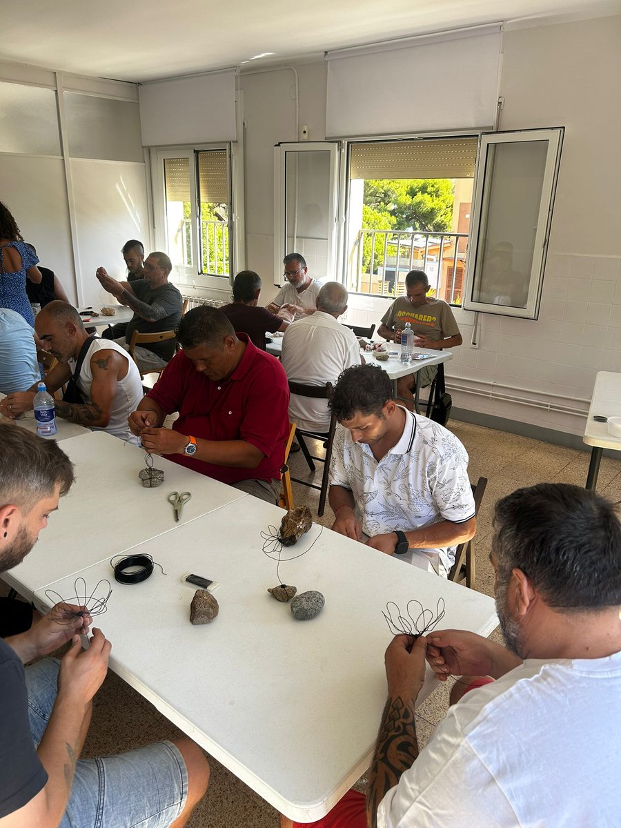 projectehomeCAT's tweet photo. 🧠Hem realitzat un taller dedicat a la creació de figures de filferro. La particularitat d'aquest espai és que les mateixes persones en tractament preparen i imparteixen les activitats, compartint allò que els agrada i saben fer amb la resta.

#CentreDeDia #Montgat #Addiccions https://t.co/h5417zXPb1