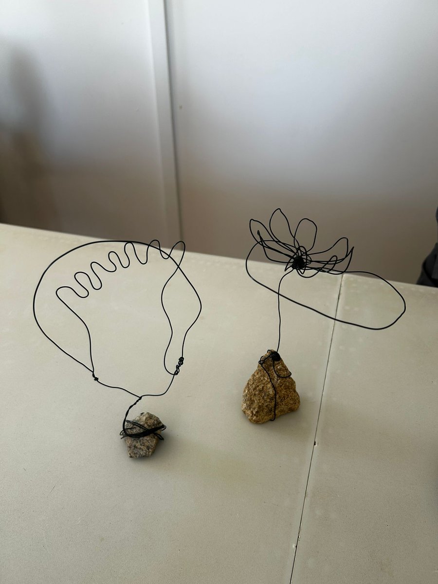 projectehomeCAT's tweet photo. 🧠Hem realitzat un taller dedicat a la creació de figures de filferro. La particularitat d'aquest espai és que les mateixes persones en tractament preparen i imparteixen les activitats, compartint allò que els agrada i saben fer amb la resta.

#CentreDeDia #Montgat #Addiccions https://t.co/h5417zXPb1
