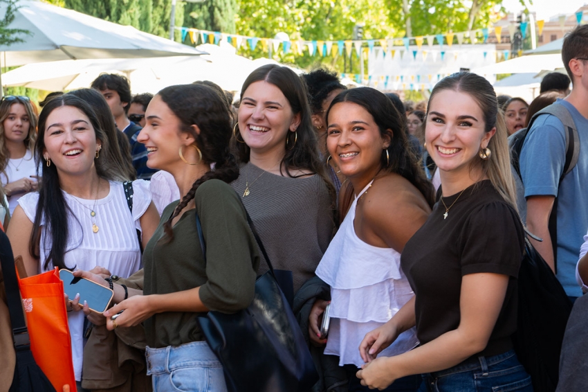 unicomplutense's tweet photo. 🎓 Más de 61.000 estudiantes. Y probablemente muchos todavía no saben todo lo que tienen a su alcance.

Esta semana hemos querido cambiar eso.

Durante tres días, la #BienvenidaUniversitariaComplutense ha acercado a los estudiantes más de 40 servicios, 30 asociaciones y un sinfín de actividades

Pero, sobre todo, ha habido #descubrimientos

📚 Que nuestras 27 bibliotecas son mucho más que lugares donde estudiar.
💻 Que pueden pedir un portátil o participar en un club de lectura.
🧠 Que si en algún momento las cosas se complican, no tienen por qué afrontarlo solos: hay profesionales dispuestos a escuchar y orientar @PsiCall_UCM 
🤝 Que existen espacios de mediación y una #DefensoríaUniversitaria para acompañarles cuando surgen dificultades.
🌱 Que pueden hacer @VoluntariadoUCM, practicar deporte, aprender idiomas, desarrollar nuevas competencias o descubrir una afición que quizá no sabían que tenían.

Porque detrás de los 342 estudios oficiales hay algo mucho más importante: miles de #oportunidades para vivir la Universidad.

Así que, si acabas de llegar a #LaComplutense: pregunta, explora, participa, prueba y conoce.

Hay una Complutense enorme esperándote.
 
#BienvenidaComplutense #SomosTuUniversidad