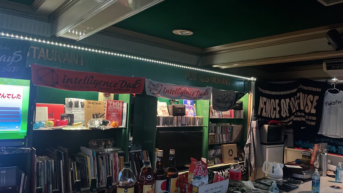 tmbar2018's tweet photo. もうみんな届いたかなquantum...
うちはまだなのだ😭

今週は今日だけだけど開場するよ^_^
是非是非遊びに来てね⭐️

quantum！！

#TMNETWORK
#TMN
#tmbar https://t.co/5LhMuuk2f1