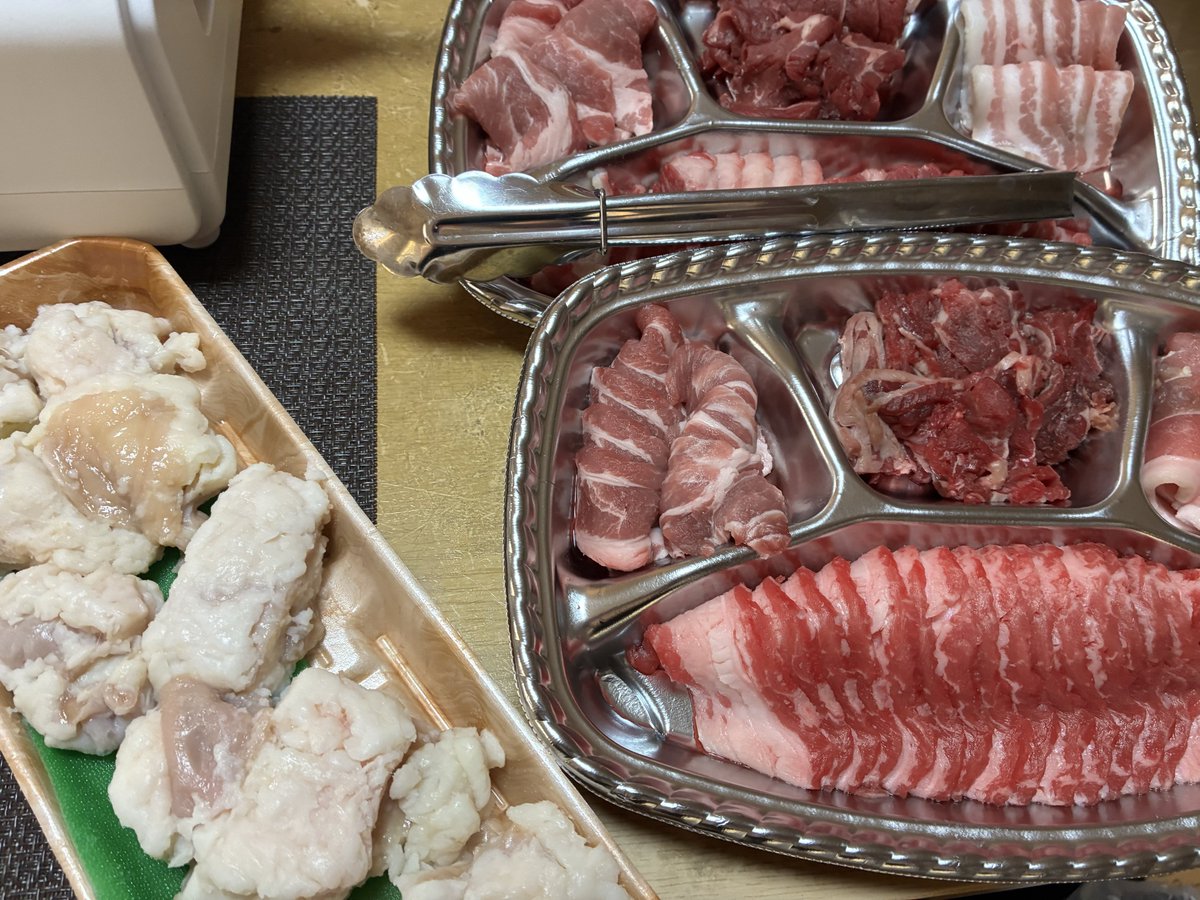 halugohan's tweet photo. よし！明日からシルバーウィークだ☺️ということで焼肉で酒を飲むぞ〜！

あまりは明日のおかずに🙌
それでは酒と共に頂きます🥃 https://t.co/1SRbhhl7iw
