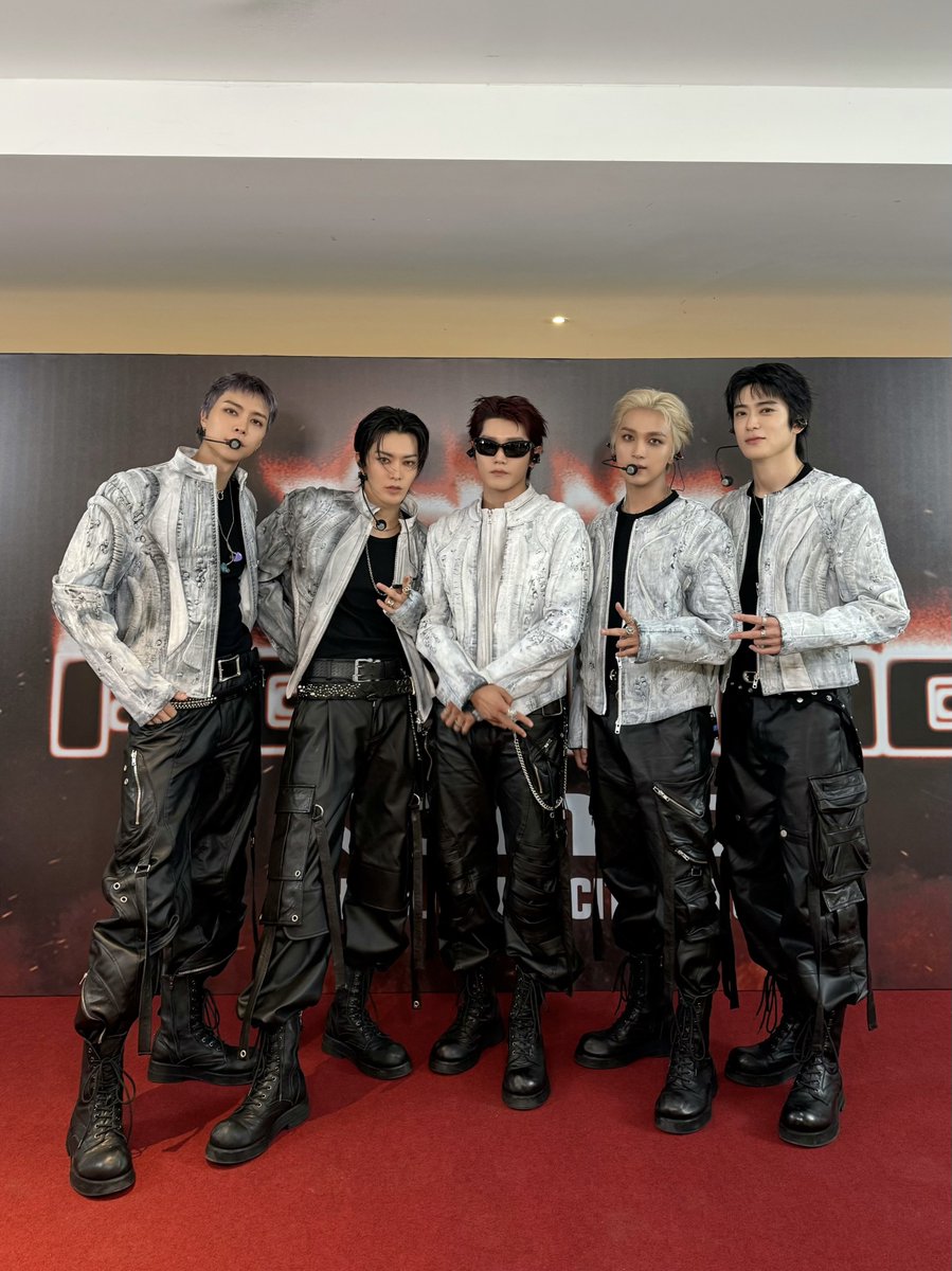 NCTsmtown_127's tweet photo. 우리칠이 오늘 콘서트 합니다! NEO CITY - THE REDLINE 투어를 드디어 시작합니다. 많은 시즈니가 기다리고 기대한 만큼 저희도 너무 설렙니다. 오늘 멋있는 우리칠 많이많이 기대해줘요!

EVERYTHING, ALL AT ONCE, NEO
https://t.co/CjwLcDUb9P

#JOHNNY 
#NCT127 #THE_REDLINE
#NCT127_5TH_NEOCITY_THE_REDLINE
#NCT_10TH_ANNIVERSARY