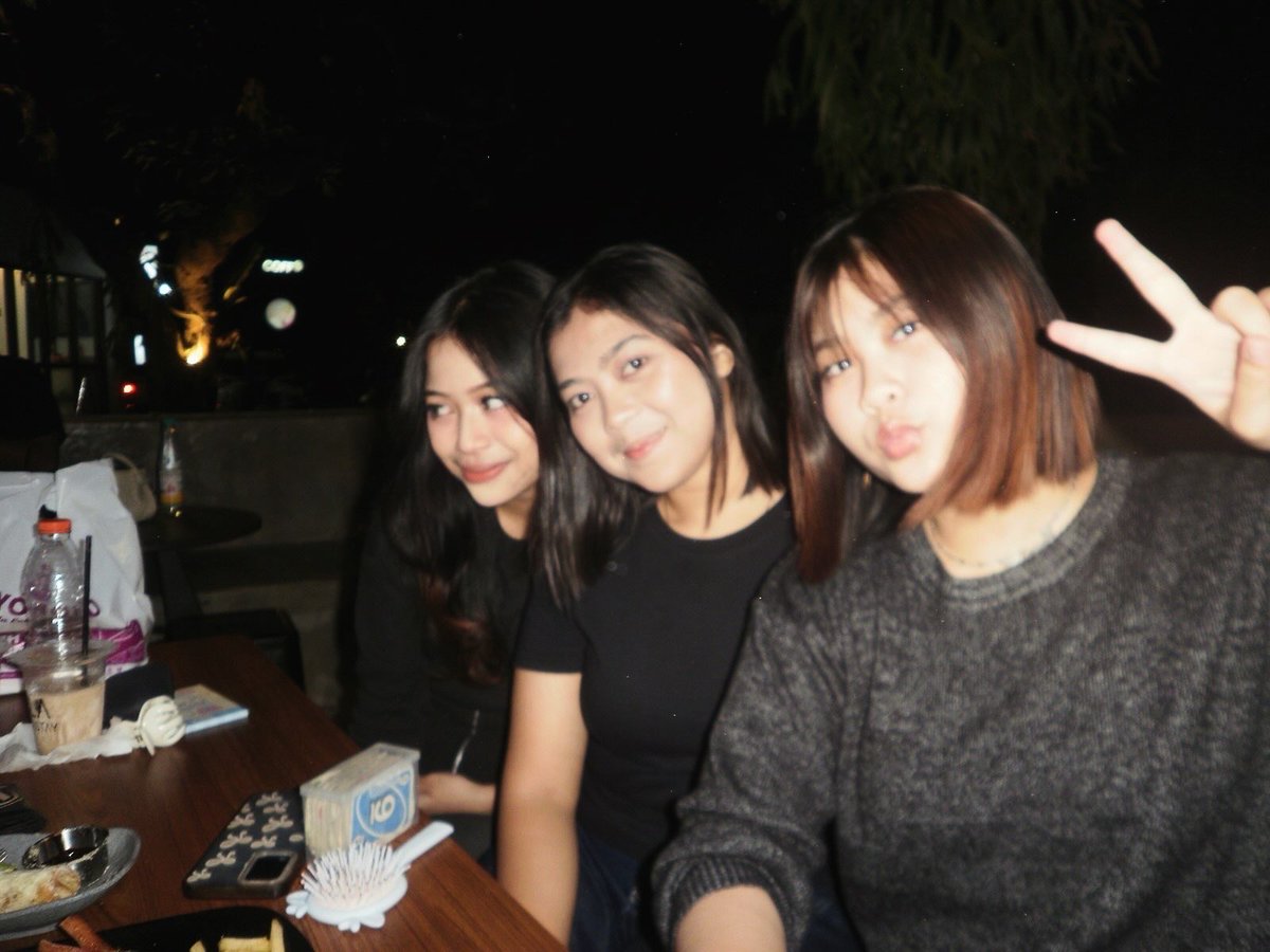 cchikaaura's tweet photo. setor foto dl sama my teman <3 https://t.co/AdHPO3aY2U