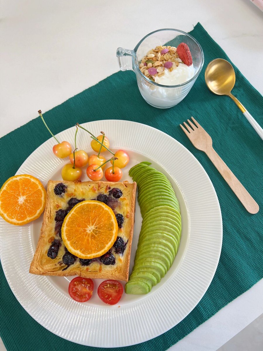 apria994163's tweet photo. Just whipped up creamy avocado egg toast for brunch! Topped with red pepper flakes u0026 a squeeze of lemon—quick, tasty, and packed with goodness ， https://t.co/hYOHNKw9LU