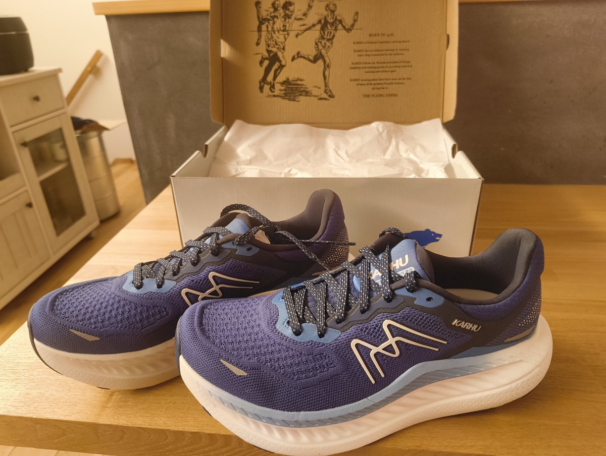 SaxoSL4's tweet photo. 背中を「推されて」購入🐻‍❄️
KARHU　MESTARI RUN 2.0 HIVO

よし、走るぞ🏃‍♂️
​#mynewgear https://t.co/zydBSnob6L