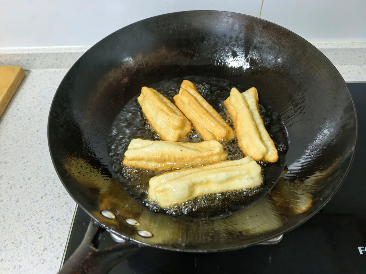 aellt248470's tweet photo. Craving warm crispy fried dough sticks on a chilly morning—this classic street snack hits different! https://t.co/JkiecCW3A8