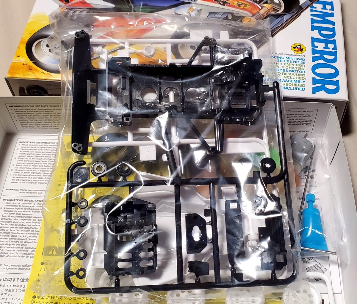 tack04560419's tweet photo. ダッシュ1号・皇帝(エンペラー)を
買った✌️

写真2枚目、初代のスパイクタイヤから
スリックタイヤに変わってる‼️
ギア比は5:1と6.4:1。

写真3枚目、このtype3シャーシが
欲しかった‼️(持ってるけどw)

4枚目、今はこんな注意書きが···‼️
確かに危ないもんな⚠️

いやぁ買えて嬉しい‼️

#ミニ四駆 https://t.co/QEFHAzra6X