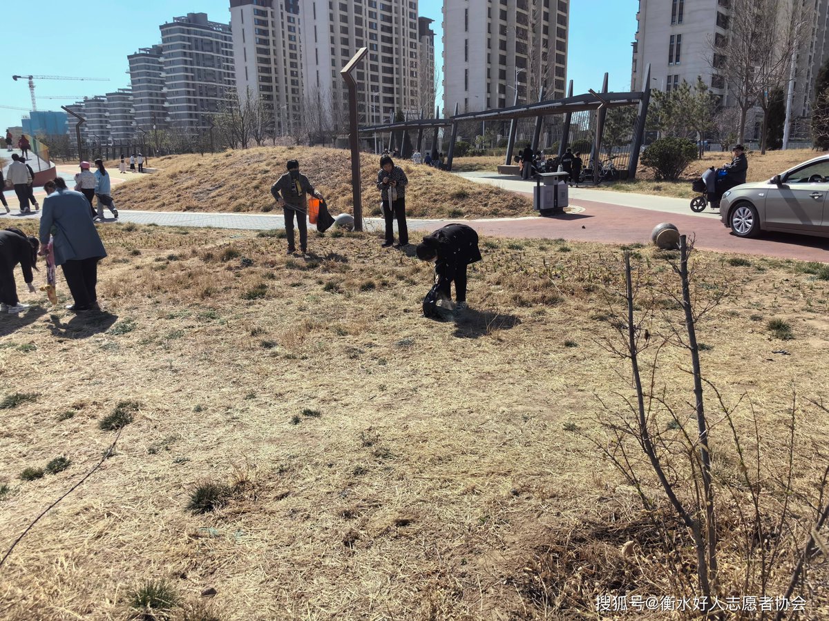 milkg131068's tweet photo. Our community park cleanup this Sat 9AM! Bring gloves u0026 snacks, meet new neighbors, and make our green space shine. See you there! https://t.co/Qbr1TY0dk3