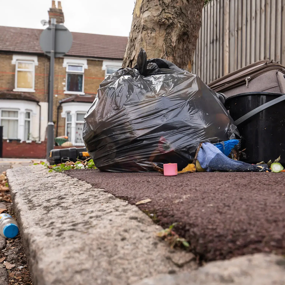 ExeterCouncil's tweet photo. Help us fight fly-tipping in Exeter.

If you’re paying someone to take your rubbish away, make sure they’re a registered waste carrier. Ask for their registration number, check it with the Environment Agency and always get a receipt.

https://t.co/SMP0RNDHJB https://t.co/THvuwSXXb2