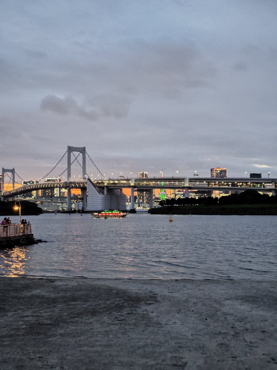 tocchan3939's tweet photo. 夕焼けから夜へ…🌃

ぼーっと見てられるな〜… https://t.co/J6gAvHDQB1